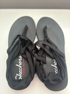 Skechers Black Yoga Foam Twist-Style Fabric Sandals